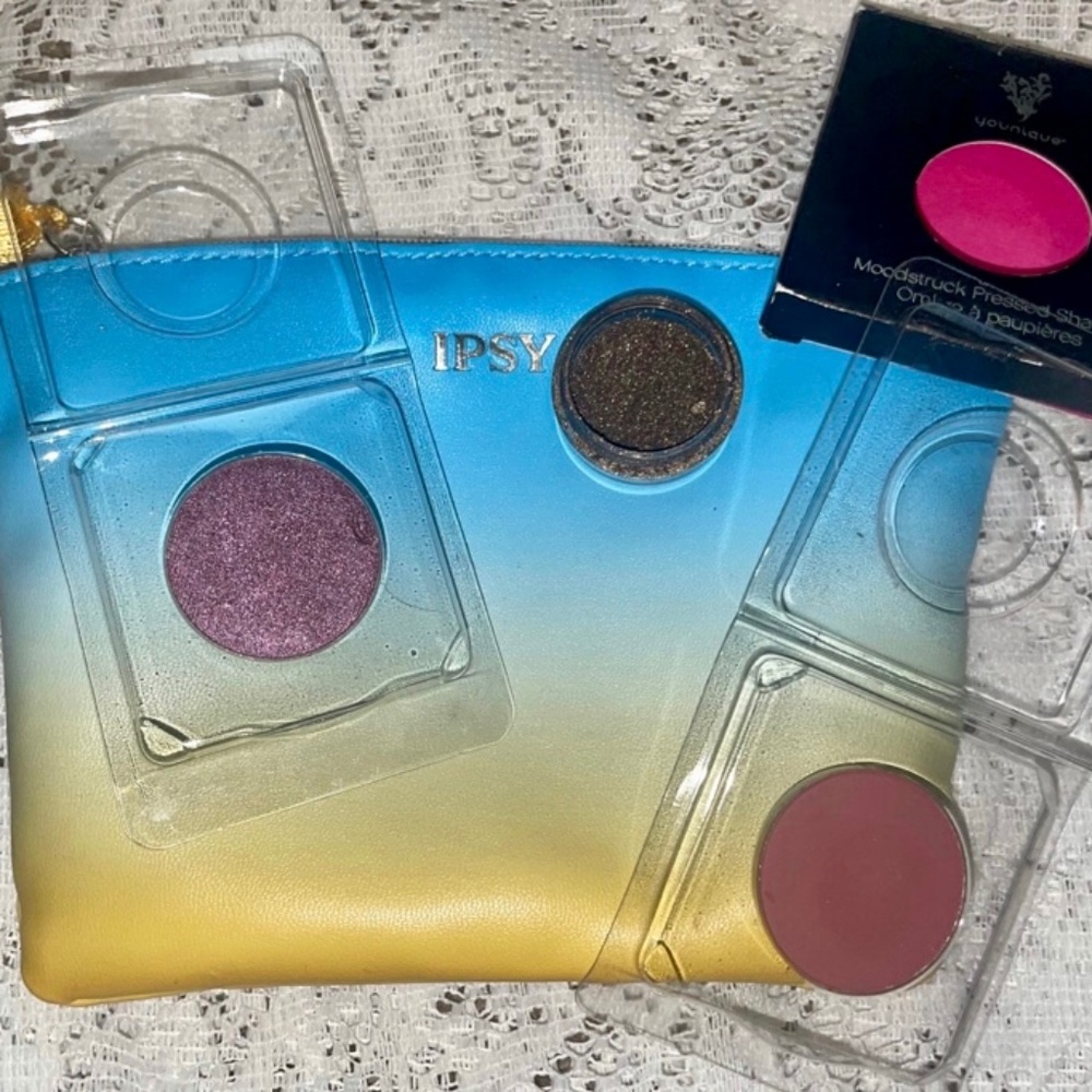 new 4 pc lot Younique credulous & fervent confident eyeshadow makeup bag